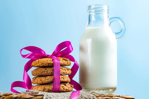 Una Bottiglia Latte Fresco Biscotti Avena Avvolto Raso Nastro Rosa — Foto Stock