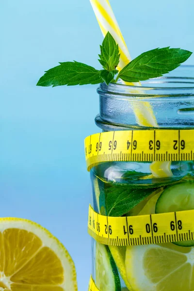 Ernährungskonzept Entgiftungsgetränk Saftige Zitrone Minze Und Maßband Auf Blauem Hintergrund — Stockfoto