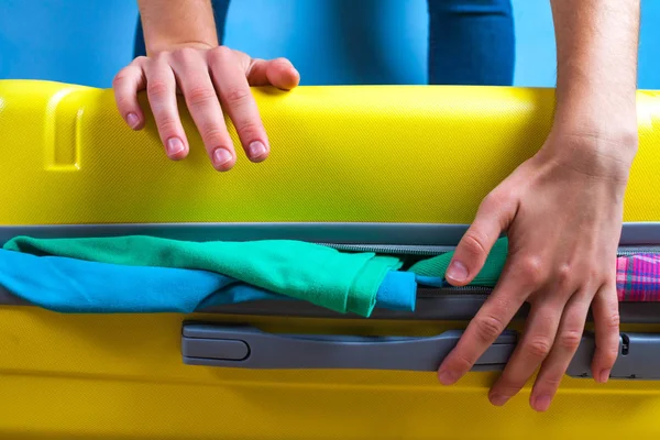 Sarı Bir Bavul Ambalaj Giysi Seyahat Veya Seyahati Için Gerekli — Stok fotoğraf