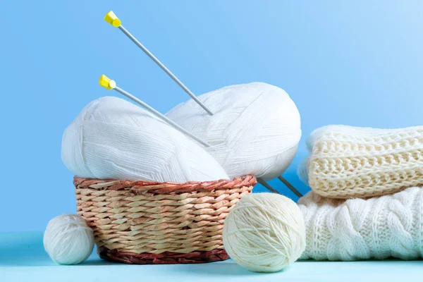 Billes Tricot Aiguilles Tricoter Pull Tricoté Blanc Écharpe Sur Fond — Photo