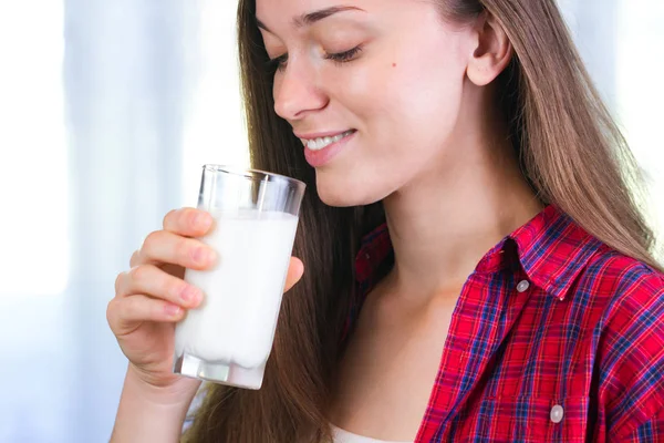 Молодая Привлекательная Улыбающаяся Женщина Пьет Свежее Молоко Молочные Продукты — стоковое фото