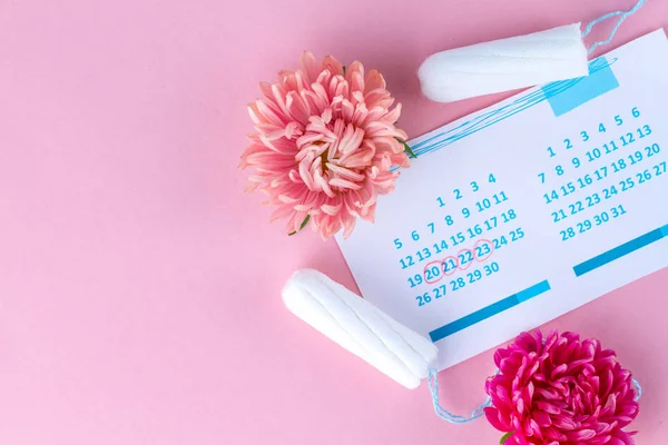 Tampóny Pro Menstruaci Ženy Kalendář Květy Růžovém Pozadí Hygienická Péče — Stock fotografie