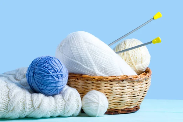 Des Boules Tricot Blanches Bleues Des Aiguilles Tricoter Pull Tricoté — Photo