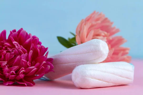 Assorbenti Giorni Critici Fiori Tavolo Rosa Sfondo Blu Igiene Durante — Foto Stock