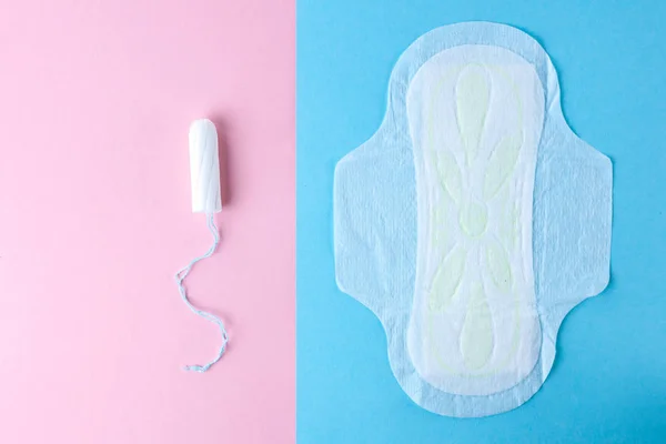 在关键的日子里 在卫生棉条和女性卫生巾之间进行选择 关键天的卫生护理 月经周期 妇女和妇科保健 每月保护 — 图库照片