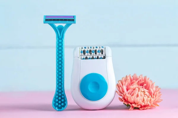 Epilator Afeitadora Mujer Una Flor Rosa Sobre Fondo Azul Depilatorio —  Fotos de Stock