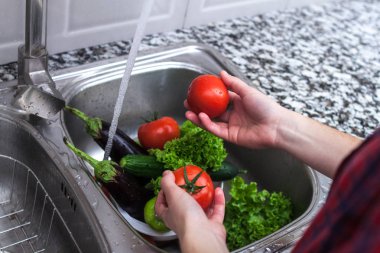 Taze salata yemek pişirmek için sebze yıkama. Sağlıklı gıda. 