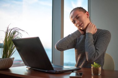 Genç kadın servikal omurga ve iş bilgisayar başında uzun saatler sonra kaslarda ağrı gidermek için masaj boynu rahatsızlık hissediyor. İş yerinde fibromiyalji muzdarip. 