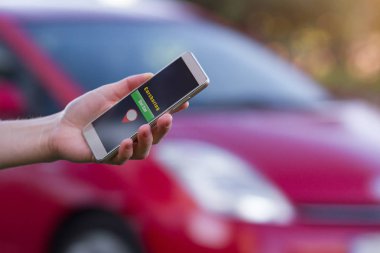 Araba Paylaşım ve Kiralama kavramı. Bir taksi ile mobil uygulama arama müşteri şehirde kısa geziler için bir araba kiralayın. Ekonomi paylaşımı. Taksi online ve paylaşım kavramı