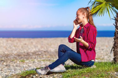 Telefon, internet, tatil, tatil, sırasında arkadaşlarınız ve ailenizle sosyal ağlarda iletişim denize seyahat. Kopya alanı 