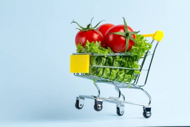 Diyet kavramı. Taze domates ve marul bir alışveriş arabası. Sağlıklı gıda ve doğru beslenme. Doğru bir konsepti yemek 