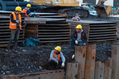 Batum, Acara, Gürcistan - 9 Aralık, 2018. İşçiler Turuncu yelek ve sarı kask Batum bir konut kompleksi yapımı.
