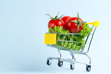 Diyet kavramı. Taze domates ve marul bir alışveriş arabası. Sağlıklı gıda ve doğru beslenme. Doğru bir konsepti yemek 
