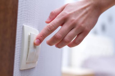Beyaz duvar anahtarı ver. Odaya ışık kapatma veya açma 