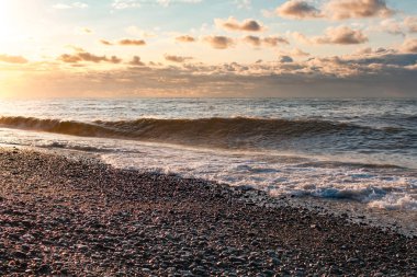 Gün batımında dalgalar ile deniz kıyısı. Gün batımı manzarası. Doğa duvar kağıdı ve arka plan 