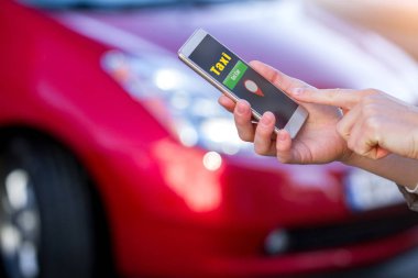Araba paylaşımı ve Kiralık Araba konsepti. Mobil uygulama ile bir taksi çağırma müşteri Rent a car online kısa geziler için şehirde. Ekonomi paylaşımı. Taksi online