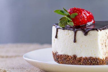 Taze çilek ve çikolata sır damlama ile tatlı pasta bir dilim beyaz bir tabak içinde bırakır. Şekerli tatlı. Güvercin sütü pasta. Kopya alanı 