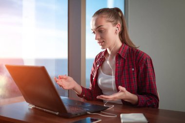 Genç kadın internette yabancı dil öğrenmek. Online eğitim ve kursları. E-öğrenme. Online ders. Sohbet etmek ile sokulgan, yakınları online.