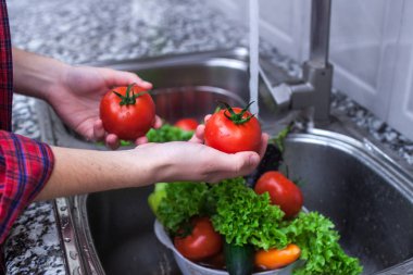 Taze salata yemek pişirmek için sebze yıkama. Sağlıklı gıda. 