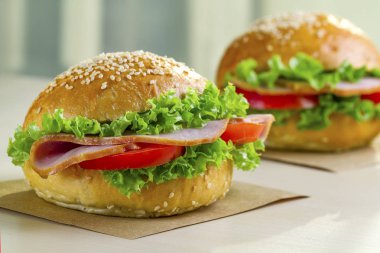 Taze marul, domates, jambon için meze ile iştah açıcı susam buns. Ev yapımı sandviçler