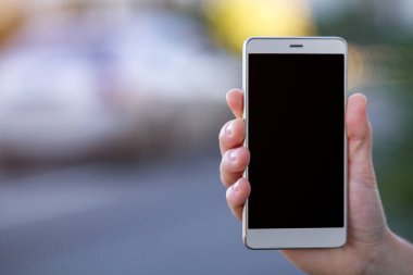 Cep telefonu açık kullanarak. Mobil iletişim ve apps. Bağımlılık telefon ve sosyal ağlar üzerinde. Kopya alanı ve mockup. 