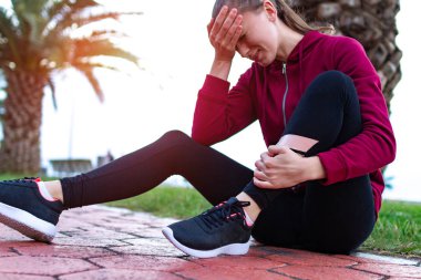 Bir genç, spor ayakkabı ve spor fitness kız koşu sırasında yaralandı ve eğitim spor. Egzersiz bacak yaralanma ve kas gerilme ve ayak bileği burkulması kaza sırasında spor. 