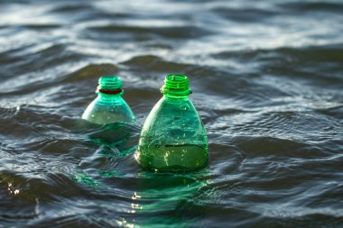 Deniz plastik şişede. Akıntı denizin içine plastik atık. Çevre ve su kirliliği