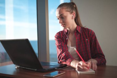 Genç kadın internette yabancı dil öğrenmek. Online eğitim ve kursları. E-öğrenme. Online ders. Sohbet etmek ile sokulgan, yakınları online.