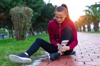 Bir genç, spor ayakkabı ve spor fitness kız koşu sırasında yaralandı ve eğitim spor. Egzersiz bacak yaralanma ve kas gerilme ve ayak bileği burkulması kaza sırasında spor. 