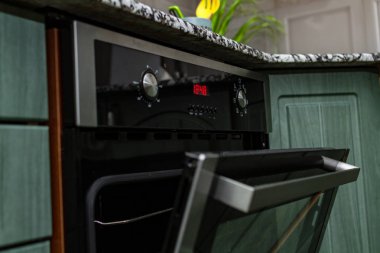 Elektrikli fırın pişirme ve pişirme için kullanma