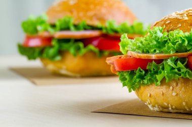 Taze marul, domates, jambon için meze ile iştah açıcı susam buns. Ev yapımı sandviçler