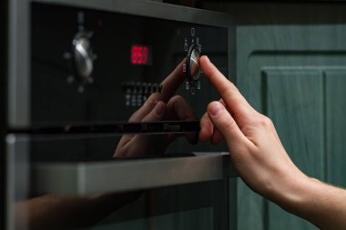 Elektrikli fırın pişirme ve pişirme için kullanma