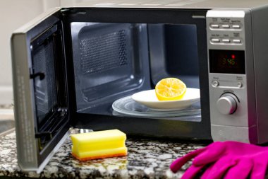 Mikrodalga fırın limon kullanarak temizlik ev kadını 