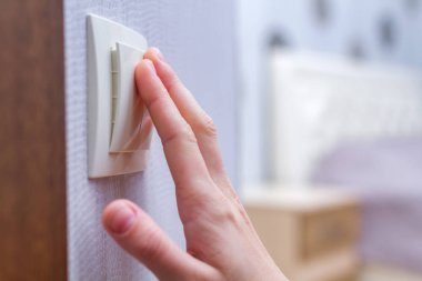 Beyaz duvar anahtarı ver. Odaya ışık kapatma veya açma 