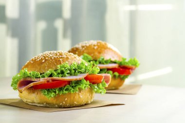 Taze marul, domates, jambon için meze ile iştah açıcı susam buns. Ev yapımı sandviçler