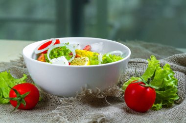 Taze, sağlıklı sebze salata marul, domates, soğan, beyaz peynir, limon, bir tabak içinde baharatlar ile serpilir. Doğru beslenme ve doğru yemek. Ölmek