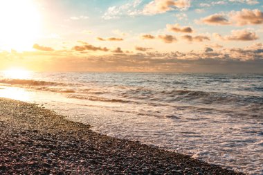 Gün batımında dalgalar ile deniz kıyısı. Gün batımı manzarası. Doğa duvar kağıdı ve arka plan 