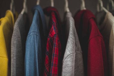 Askıları ile farklı rahat kıyafetler ev dolap dolap. İkinci el ve dolap kavramı