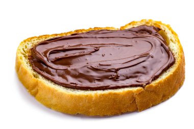 Somun beyaz zemin üzerine yayılmış çikolata Yapıştır ile izole parçası. Tatlı, fındık ezmesi kahvaltıda taze ekmek ile.