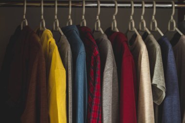 Askıları ile farklı rahat kıyafetler ev dolap dolap. İkinci el ve dolap kavramı