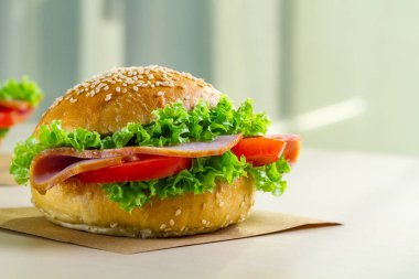 Taze marul, domates, jambon için meze ile iştah açıcı susam buns. Ev yapımı sandviçler