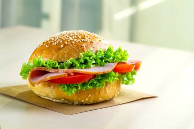Taze marul, domates, jambon için meze ile iştah açıcı susam buns. Ev yapımı sandviçler