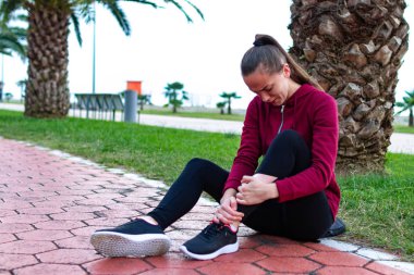 Bir genç, spor ayakkabı ve spor fitness kız koşu sırasında yaralandı ve eğitim spor. Egzersiz bacak yaralanma ve kas gerilme ve ayak bileği burkulması kaza sırasında spor. 