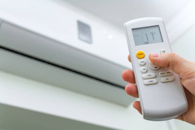 Odanın içinde Klima. Uzaktan kumanda ile Klima. Oda sıcaklığında düzenler. Hava soğutma