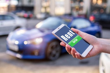Araba paylaşımı ve Kiralık Araba konsepti. Mobil uygulama ile bir taksi çağırma müşteri Rent a car online kısa geziler için şehirde. Ekonomi paylaşımı. Taksi online