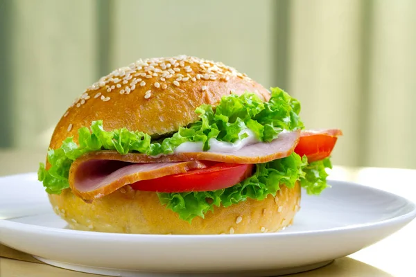 Smakelijk Sesam Broodje Met Verse Sla Tomaat Ham Voor Snack — Stockfoto