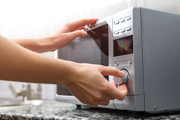 Mão Dona Casa Fechando Porta Forno Microondas Define Tempo Para — Fotografia de Stock