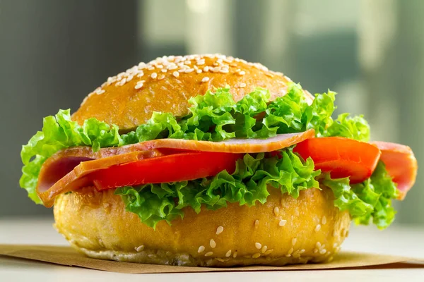 Pão Gergelim Apetitoso Com Alface Fresca Tomate Presunto Para Lanche — Fotografia de Stock