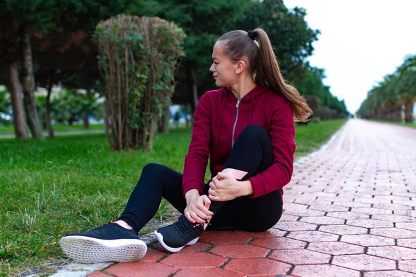 Nuori Fitness Tyttö Lenkkareissa Urheiluvaatteissa Loukkaantui Lenkkeilyssä Urheilukoulutuksessa Jalkavamma Lihasjännitys — kuvapankkivalokuva