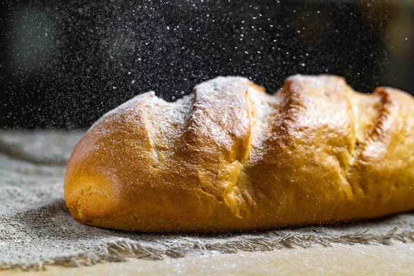 Podlouhlý Bochník Pekárny Stole Pekařské Výrobky Chléb Žitné Pšeničné Mouky — Stock fotografie